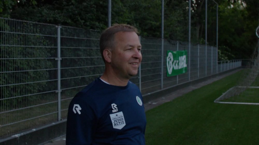 Joost van Beek coaching youth players on the football pitch